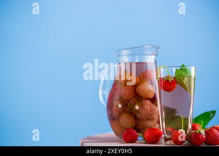 Süßes erfrischendes Beerenkompott aus Reifen Erdbeeren in einer Karaffe. Stockfoto