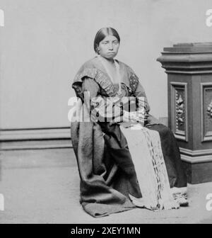 Vintage-Foto von Winnebago Frau, Porträt in voller Länge. USA. 1865-1880 Stockfoto