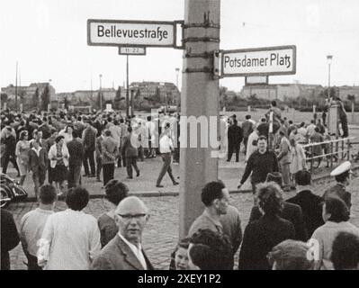 Berlin-Krise 1961. Eine Serie von Archivfotos zeigt das Reiseverbot zwischen Ost- und West-Berlin im August 1961 und zeigt den Bau von Barrikaden, die schließlich zur Berliner Mauer werden sollten. Deutschland. 1961 Stockfoto