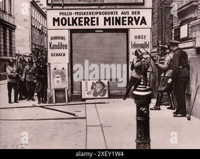 Der Nazi-Putsch in Wien (Juli-Putsch) und die Ermordung von Bundeskanzler Engelbert Dollfuss. Österreich, 1934 Polizeibeamte und Mitglieder der heimwehr bereiten sich auf die Rückeroberung des Wiener Rundfunkgebäudes vor. Stockfoto