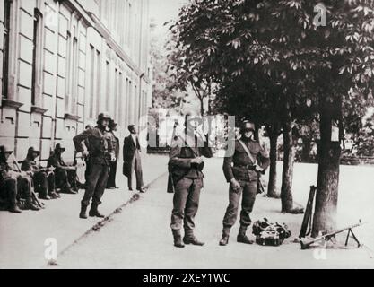 Der Nazi-Putsch in Wien (Juli-Putsch) und die Ermordung von Bundeskanzler Engelbert Dollfuss. Österreich, 1934 österreichische Soldaten auf den Straßen der Stadt. Aus dem rechten Maschinengewehr mg-30 und einem Baumkoffer für ein Ersatzfass. Stockfoto