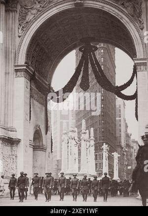 Vintage-Foto von Oberst Donovan und Mitarbeiter der 165th Infanterie, vorbei unter dem Victory Arch, New York City. 1919 Stockfoto