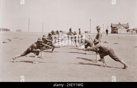 USA im Ersten Weltkrieg.Vintage Foto der Bajonettpraxis. Camp Bowie, Fort Worth, Texas. 1917-1918 Stockfoto