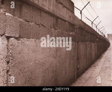 Berliner Krise 1961: Mauerbau Vintage-Foto eines Teils der Mauer in der Sebastionstraße im Stadtteil Kreuzberg. Ost-Berlin - West-Berlin. August 1963 Stockfoto