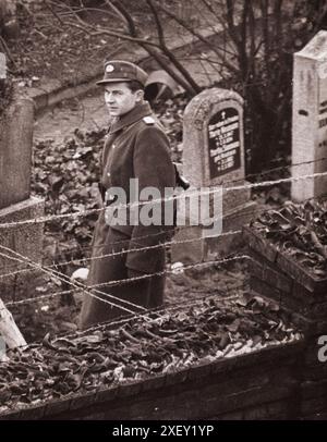 Vintage-Foto der Berliner Krise von 1961: Bau der Wall People's Police Post auf dem Friedhof in der Bernauer Straße. Berlin, Den 1961. Oktober Stockfoto