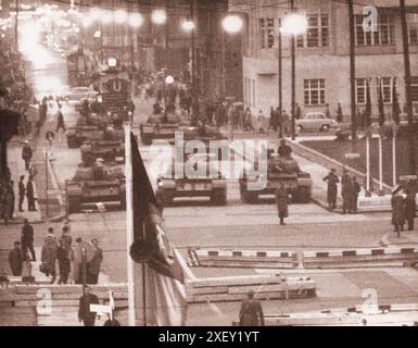 Berliner Krise von 1961: Bau der Mauer Sowjetische Panzer an der "heißen" Grenze Berlins, 27. Oktober 1961 Stockfoto