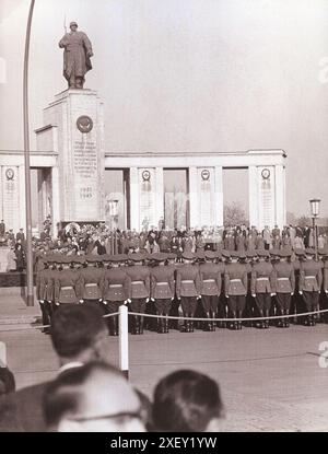 Berliner Krise von 1961: Mauerbau Vintage-Foto der Ehrengarde an einem russischen Kriegsdenkmal mit Kranzzeremonie. Ost-Berlin. November 7, 1962 Stockfoto