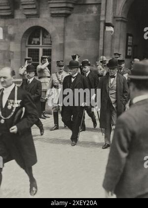 M. Clemenceau und Lloyd George verlassen das Saint-Germain Chateau, nachdem sie den Österreichern die Friedensbedingungen überreichen. Saint-Germain, Frankreich. 1919 Stockfoto