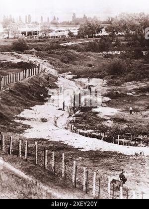 Vintage-Foto der Berliner Krise von 1961: Mauerbau in Einem letzten Versuch, eine Flut von Flüchtlingen aus der DDR durch West-Berlin zu stoppen, zog die kommunistische Regierung der Sowjetunion am 13. August vor, um Ost-Berlin mit Truppen, Straßensperren und Stacheldraht zu blockieren. Berlin, August 1961 Stockfoto