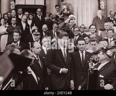 Vintage-Foto der Berliner Krise von 1961: Mauerbau. Präsident Kennedy verlässt das Kurhaus in Wiesbaden, wo er Eine Pressekonferenz abhielt. Bundesrepublik Deutschland. Juni 1963 Stockfoto