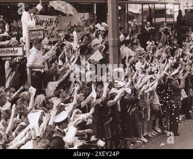 Vintage-Foto der Berliner Krise von 1961: Mauerbau. Die Menge An Der Berliner Straße Winkt Gruß, Während Der Präsident Vorbeigeht. West-Berlin. Juni 26, 1961 Stockfoto