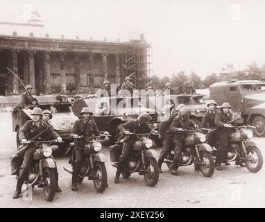 Vintage-Foto der Berliner Krise von 1961: Mauerbau. Die DDR-Volksarmee steht Wache an der geschlossenen Grenze. Ost-Berlin. 1961 Stockfoto