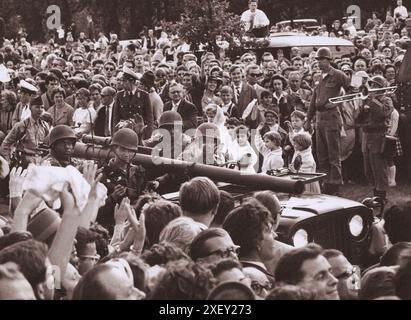 Vintage-Foto der Berliner Krise von 1961: Mauerbau. Berliner Heißen Amerikanische Truppen Willkommen. 1961 Stockfoto