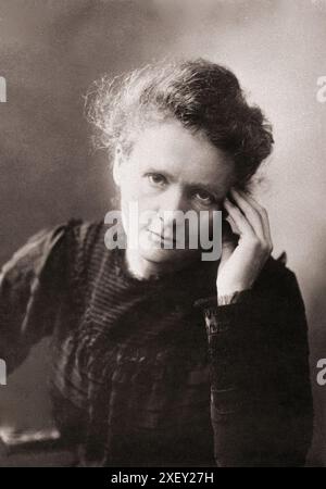 Vintage-Porträt von Marie Curie. Marie Salomea Skłodowska Curie (* 1867–1934 in Maria Salomea Skłodowska) war eine polnische und eingebürgerte französische Physikerin und Chemikerin, die Pionierforschung über Radioaktivität durchführte. Sie war die erste Frau, die einen Nobelpreis gewann, die erste Person und die einzige Frau, die zweimal den Nobelpreis gewann, und die einzige Person, die den Nobelpreis in zwei wissenschaftlichen Bereichen gewann. Ihr Ehemann Pierre Curie war Mitgewinner ihres ersten Nobelpreises, was sie zum ersten verheirateten Paar machte, das den Nobelpreis gewann und das Vermächtnis der Familie Curie mit fünf Nobelpreisen brachte. Das war sie Stockfoto
