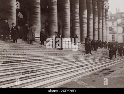 Vintage-Foto von der Wiedereröffnung der Börse in Paris. Frankreich. Dezember 1914 Stockfoto