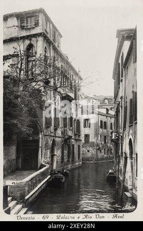 Palazzo Soranzo Van Axel. Venezia, Italien, ca. 1930 der Palazzo Soranzo Van Axel ist ein gotischer Palast in Venedig, Italien. Der Palast befindet sich an der Kreuzung von Rio de la Panada und Rio de Ca' Widmann. Stockfoto