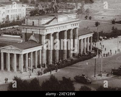 Berlin-Krise 1961. DDR-Patrouillen nahe dem Brandenburger Tor. Eine Serie von Archivfotos zeigt das Reiseverbot zwischen Ost- und West-Berlin im August 1961 und zeigt den Bau von Barrikaden, die schließlich zur Berliner Mauer werden sollten. Deutschland. 1961 Stockfoto