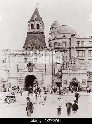 Vintage-Foto des St. Elijah's Tore to Kitay-gorod, mit seiner russischen Architektur und der Gethsemane Kapelle (Sergius von Radonesch Kapelle) nebenan. Russisches Reich. 1918 Stockfoto