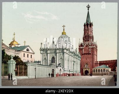 Foto aus dem 19. Jahrhundert vom Kloster Himmelfahrt (Kloster Starodevichy) und dem Spassky-Tor. Russisches Reich. 1890-1906 das Kloster Himmelfahrt, bis 1817 auch als Kloster Starodewitschi oder Kloster der Alten Jungfrauen bekannt, war ein orthodoxes Kloster im Moskauer Kreml, das die Begräbnisse von Großprinzessinnen, Zarinas und anderen edlen Damen vom muskovitischen Königshof enthielt. Der Spasskaya-Turm, übersetzt als „Erlöserturm“, ist der Hauptturm an der östlichen Mauer des Moskauer Kremls mit Blick auf den Roten Platz. Stockfoto