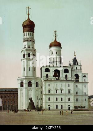 Foto aus dem 19. Jahrhundert von Iwan dem Großen Glockenturm im Moskauer Kreml. 1890-1906 der große Glockenturm Iwan ist ein Kirchturm im Moskauer Kreml. Mit einer Gesamthöhe von 81 Metern (266 ft) ist er der höchste Turm und die höchste Struktur des Kremls. Sie wurde 1508 auf dem Domplatz für die drei russisch-orthodoxen Kathedralen, nämlich die Himmelfahrt (dem Turm am nächsten), den Erzengel und die Verkündigung, gebaut, die keine eigenen Glockentürme haben. Sie ist Teil der Moskauer Kreml-Museen. Stockfoto