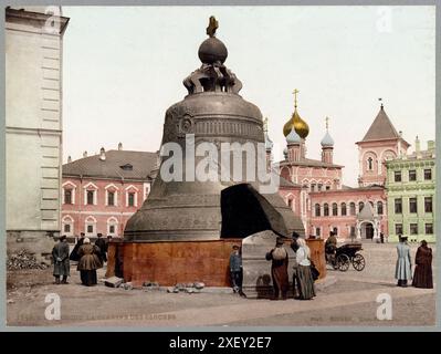 Vintage-Foto des Glockenkönigs (Zar-kolokol) im Moskauer Kreml. 1900er Jahre die Zarenglocke (Zar-kolokol), auch bekannt als Zar Kolokol, Zar Kolokol III oder Königliche Glocke, ist eine 6,14 Meter (20,1 ft) hohe Glocke mit 6,6 Metern Durchmesser auf dem Gelände des Moskauer Kremls. Die Glocke wurde von Kaiserin Anna Iwanovna, der Nichte Petri des Großen, in Auftrag gegeben. Es war nie in funktionstüchtigem Zustand, ausgesetzt oder Sprossen. Stockfoto