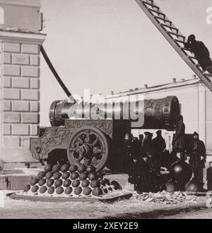 Vintage-Foto von Zar Cannon im Moskauer Kreml. Russisches Reich. Die Zarenkanone aus den 1900er Jahren ist ein großes Artilleriestück aus der frühen Neuzeit (auf Russisch als bombarda bekannt), das auf dem Gelände des Moskauer Kremls ausgestellt wird. Es ist ein Denkmal der russischen Artilleriegusskunst, 1586 in Moskau von dem russischen Bronzemeister Andrej Chochhov in Bronze gegossen. Stockfoto