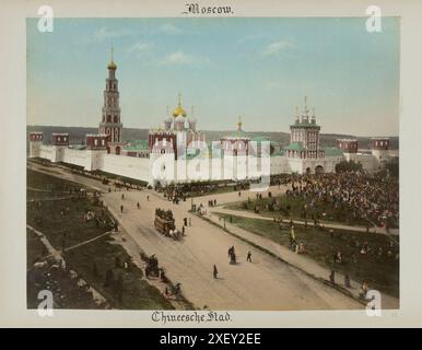 Vintage-Foto von Kitay-gorod in Moskau. Russisches Reich. 1898 Kitay-gorod, im 16. Bis 17. Jahrhundert auch als großer Possad bezeichnet, ist ein kulturelles und historisches Gebiet im zentralen Teil Moskaus in Russland. Sie ist vom Moskauer Kreml durch den Roten Platz getrennt. Stockfoto