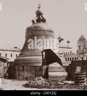 Vintage-Foto des Glockenkönigs (Zar-kolokol) im Moskauer Kreml. 1900er Jahre die Zarenglocke (Zar-kolokol), auch bekannt als Zar Kolokol, Zar Kolokol III oder Königliche Glocke, ist eine 6,14 Meter (20,1 ft) hohe Glocke mit 6,6 Metern Durchmesser auf dem Gelände des Moskauer Kremls. Die Glocke wurde von Kaiserin Anna Iwanovna, der Nichte Petri des Großen, in Auftrag gegeben. Es war nie in funktionstüchtigem Zustand, ausgesetzt oder Sprossen. Stockfoto