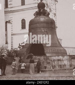 Vintage-Foto des Glockenkönigs (Zar-kolokol) im Moskauer Kreml. 1901 die Zarenglocke (Zar-kolokol), auch bekannt als Zar Kolokol, Zar Kolokol III oder Königliche Glocke, ist eine 6,14 Meter (20,1 ft) hohe Glocke mit 6,6 Metern Durchmesser auf dem Gelände des Moskauer Kremls. Die Glocke wurde von Kaiserin Anna Iwanovna, der Nichte Petri des Großen, in Auftrag gegeben. Es war nie in funktionstüchtigem Zustand, ausgesetzt oder Sprossen. Stockfoto