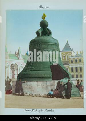 Vintage-Farbfoto von König der Glocken (Zar-kolokol) im Moskauer Kreml. 1898 die Zarenglocke (Zar-kolokol), auch bekannt als Zar Kolokol, Zar Kolokol III oder Königliche Glocke, ist eine 6,14 Meter (20,1 ft) hohe Glocke mit 6,6 Metern Durchmesser auf dem Gelände des Moskauer Kremls. Die Glocke wurde von Kaiserin Anna Iwanovna, der Nichte Petri des Großen, in Auftrag gegeben. Es war nie in funktionstüchtigem Zustand, ausgesetzt oder Sprossen. Stockfoto