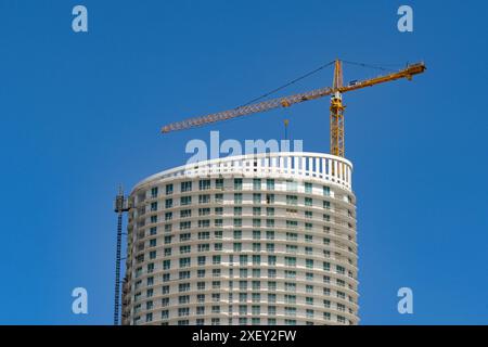 Miami, Florida, USA - 3. Dezember 2023: Turmkran auf einem neuen Wohnblock in der Nähe des Stadtzentrums im Bau Stockfoto