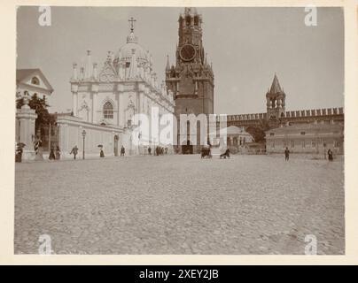 Foto aus dem 19. Jahrhundert vom Kloster Himmelfahrt (Kloster Starodevichy) und dem Spassky-Tor. Russisches Reich. 1898. Das Kloster der Himmelfahrt, bis 1817 auch als Kloster der Alten Jungfrauen bekannt, war ein orthodoxes Nonnenkloster im Moskauer Kreml, das die Begräbnisse von Großprinzessinnen, Zarinas und anderen edlen Damen vom muskowitischen Königshof enthielt. Der Spasskaya-Turm, übersetzt als „Erlöserturm“, ist der Hauptturm an der östlichen Mauer des Moskauer Kremls mit Blick auf den Roten Platz. Stockfoto