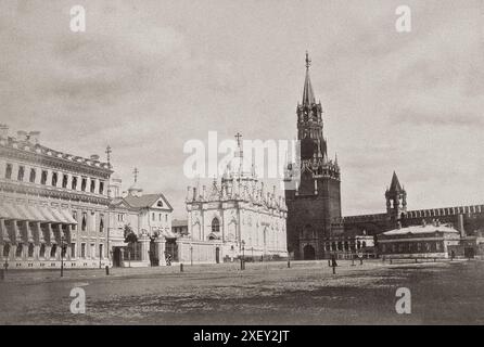 Foto aus dem 19. Jahrhundert vom Kloster Himmelfahrt (Kloster Starodevichy) und dem Spassky-Tor. Russisches Reich. Das Kloster Himmelfahrt, das bis 1817 als Kloster Starodewitschi oder Kloster der Alten Jungfrauen bekannt war, war ein orthodoxes Kloster im Moskauer Kreml, das die Bestattungen von Großprinzessinnen, Zarinas und anderen Adelsfrauen vom muskovitischen Königshof enthielt. Der Spasskaya-Turm, übersetzt als „Erlöserturm“, ist der Hauptturm an der östlichen Mauer des Moskauer Kremls mit Blick auf den Roten Platz. Stockfoto