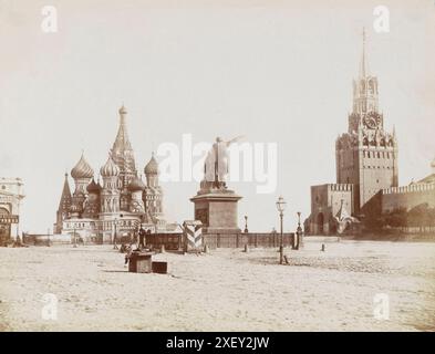 Foto des Roten Platzes aus dem 19. Jahrhundert. Basilius-Kathedrale, Minin- und Poscharski-Denkmal sowie der Spasskaya-Turm des Moskauer Kremls 1850 - 1876 Stockfoto