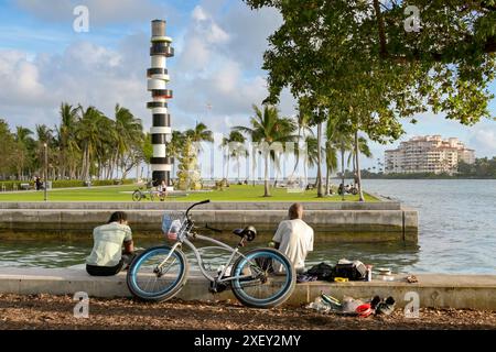 Miami, Florida, USA - 5. Dezember 2023: Menschen in einem öffentlichen Park am Ufer in der Nähe von South Pointe am Miami Beach Stockfoto