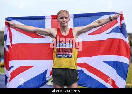 Callum Wilkinson feiert den Sieg über 10000 m mit einem neuen nationalen Rekord während der Microplus UK Athletics Championships Day 2 in der Manchester Regional Arena, Manchester, Großbritannien, 30. Juni 2024 (Foto: Craig Thomas/News Images) Stockfoto