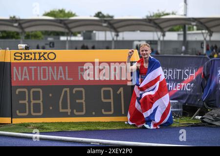 Callum Wilkinson stellt einen neuen nationalen Rekord für den 10000-m-Spaziergang während der Microplus UK Athletics Championships Day 2 in der Manchester Regional Arena, Manchester, Großbritannien, am 30. Juni 2024 auf (Foto: Craig Thomas/News Images) Stockfoto