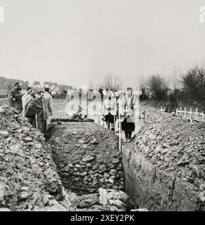 Erster Weltkrieg 1914-1918. Internierung der Gefallenen auf dem Friedhof in Villers au Bois, Frankreich Stockfoto