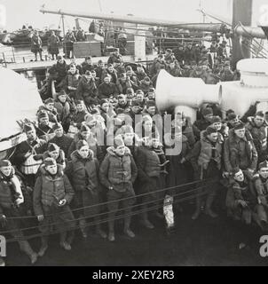 Vintage-Foto des Ersten Weltkriegs 1914-1918. Bereit für die "Abandon Ship"-Übung, US-Soldaten mit Rettungsgurten eingestellt Stockfoto