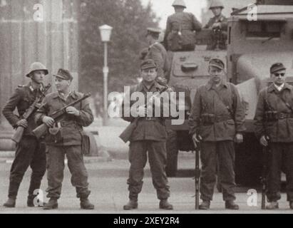 Beginn des Baus der Berliner Mauer. Die DDR-Kampfgruppen der Betriebskampfgruppen mit sowjetischen PPSh-41-Geschützen am Brandenburger Tor. Stockfoto