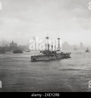 Vintage-Foto vom Ersten Weltkrieg 1914-1918. Die Skyline von New York City bringt jeden wiederkehrenden Doughboy, U.S.S. Louisiana, der im Hafen ankommt, zum Nervenkitzel. USA Stockfoto