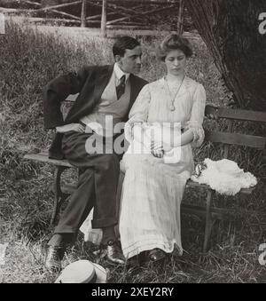 Vintage-Foto der Liebe. Wenn die Liebe jung ist. 1906 Paar sitzen auf der Bank. Stockfoto