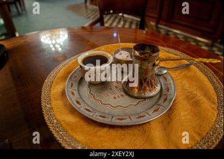 Sarajevo, Bosnien Und Herzegowina. Juli 2019. Traditioneller bosnischer Kaffee wird in einem Sarajevo Café serviert. (Foto: John Wreford/SOPA Images/SIPA USA) Credit: SIPA USA/Alamy Live News Stockfoto