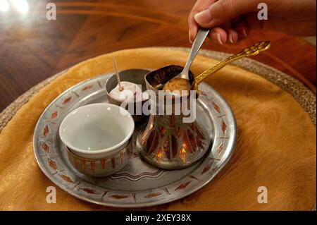 Sarajevo, Bosnien Und Herzegowina. Juli 2019. Traditioneller bosnischer Kaffee wird in einem Sarajevo Café serviert. (Foto: John Wreford/SOPA Images/SIPA USA) Credit: SIPA USA/Alamy Live News Stockfoto