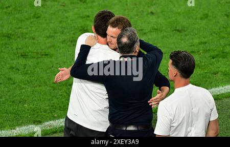 Schlussjubel, v.l. Co-Trainer Benjamin Glueck, Bundestrainer Julian Nagelsmann (Deutschland), Andreas Rettig (DFB-Geschaeftsfuehrer Sport), Co-Trainer Sandro Wagner Dortmund, 29.06.2024, Fussball, UEFA EURO 2024 in Deutschland, Achtelfinale, Deutschland - Daenemark 2:0/PRESSINPHOTO Credit: PRESSINPHOTO SPORTAGENTUR/Alamy Live News Stockfoto