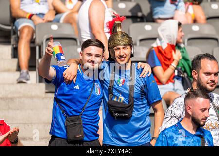 Berlin, Deutschland. Juni 2024. Fußballfans Italiens wurden während des Achtelfinales der UEFA Euro 2024 im Olympiastadion in Berlin auf den Tribünen gesehen. Quelle: Gonzales Photo/Alamy Live News Stockfoto