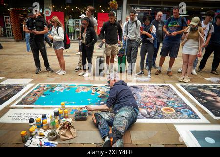 Künstler im Stadtzentrum von Manchester, der für Geld an der Market Street Busking arbeitet Stockfoto