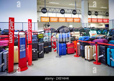 Manchester Airport Bag Mountain in der Abflughalle des Jet2 Stockfoto