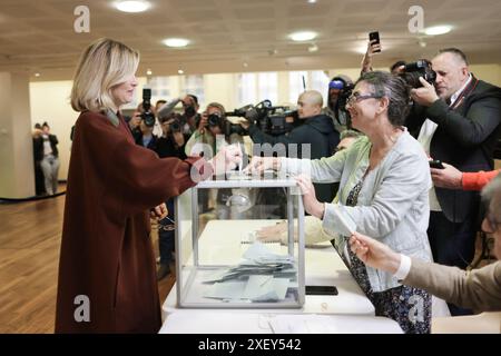 Tulle, Frankreich. 30. Juni 2024. Die französische Schauspielerin Julie Gayet gibt am 30. Juni 2024 ihre Stimme in einem Wahlhaus während der ersten Runde der Parlamentswahlen in Tulle, Mittelfrankreich, ab. Foto: Thibaud Moritz/ABACAPRESS. COM Credit: Abaca Press/Alamy Live News Stockfoto