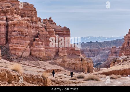 Almaty, Kasachstan - 19. März 2024: Touristen auf dem Weg durch das fantastische Tal der Schlösser Schlucht im Charyn Canyon National Nature Park, Kasachstan. Natu Stockfoto